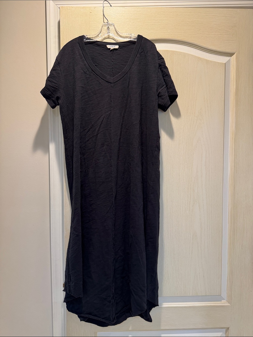 Leallo Simple V-Neck Black Midi Dress